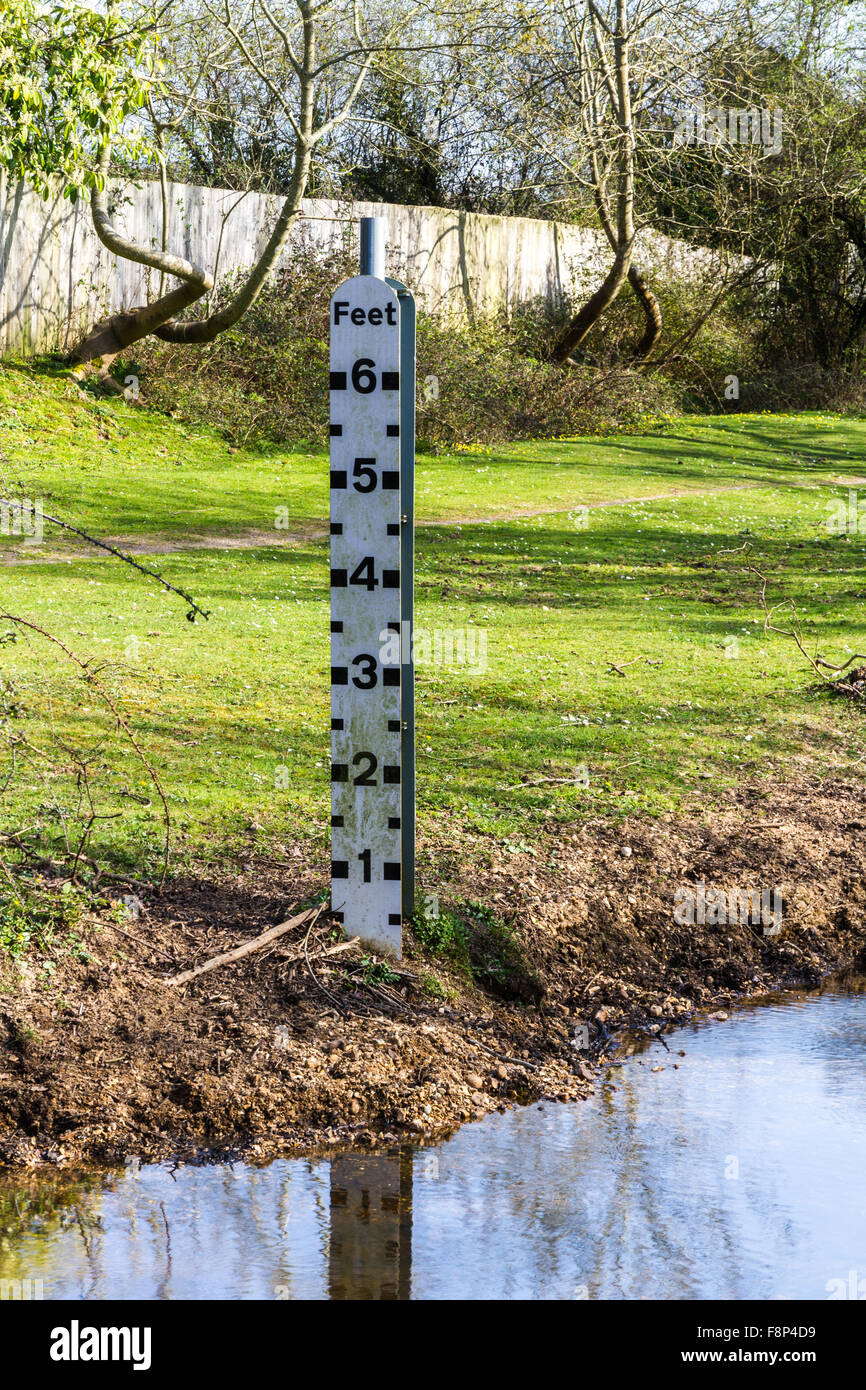 Indicatore di flusso o il livello del fiume, attualmente al di sotto del minimo. Foto Stock