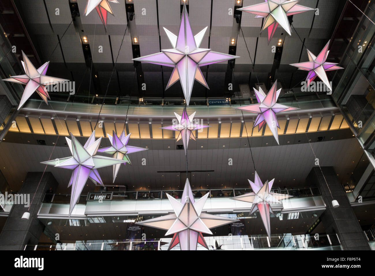 Holiday Star decorazioni in Time Warner Center a Columbus Circle, NYC Foto Stock