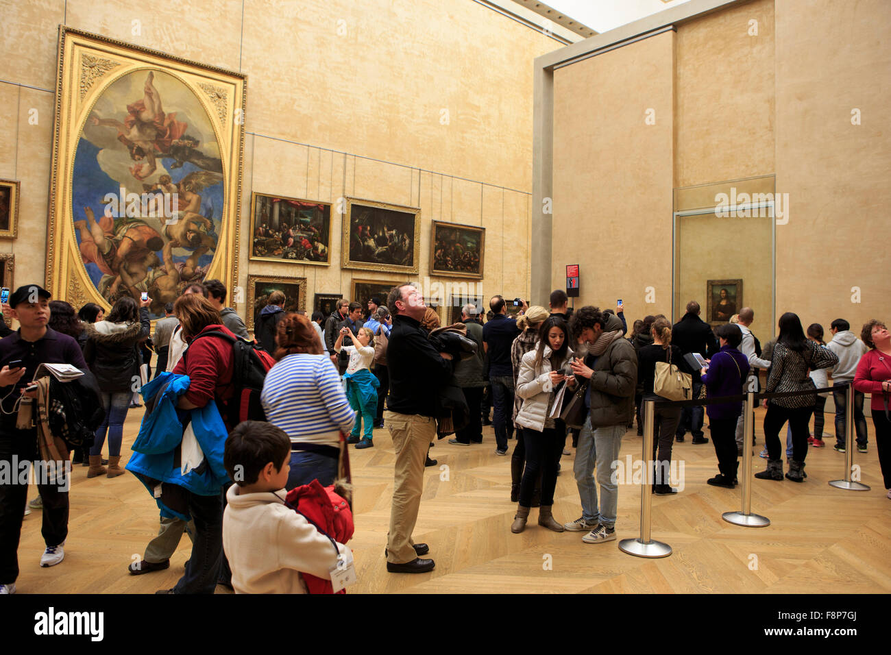 La folla si raduna davanti la Mona Lisa di Leonardo da Vinci in mostra al Museo del Louvre a Parigi, Francia. Foto Stock