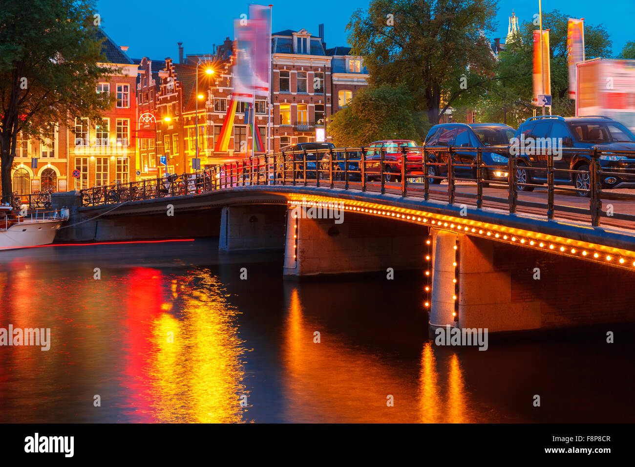 Notte Vista sulla città di Amsterdam canal e ponte Foto Stock