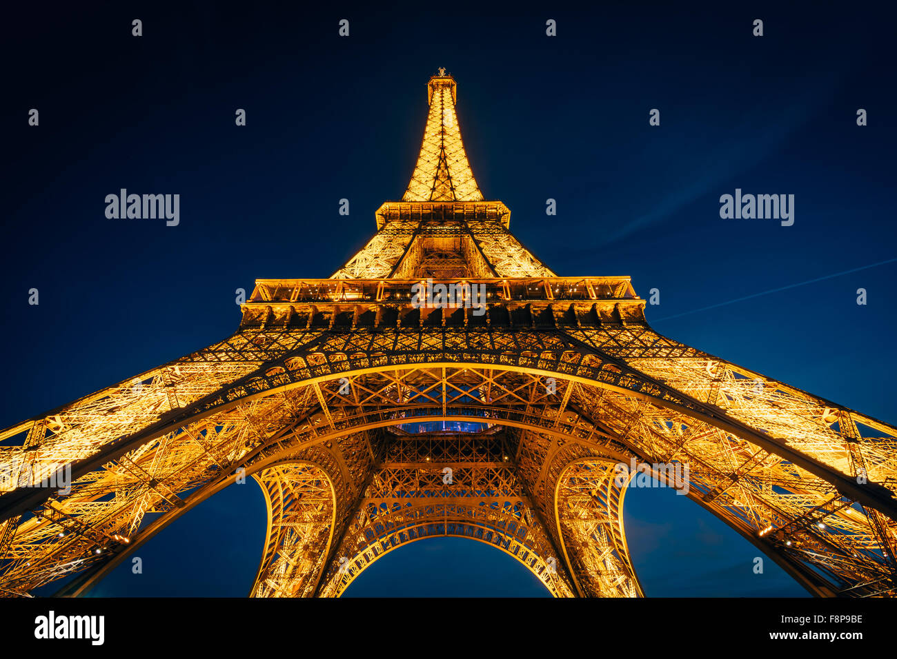 La torre Eiffel di notte, a Parigi, Francia. Foto Stock