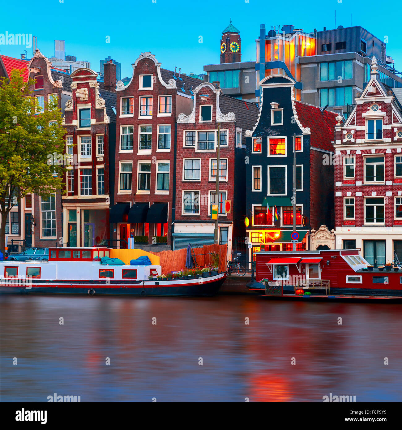 Notte Vista sulla città di Amsterdam canal Foto Stock