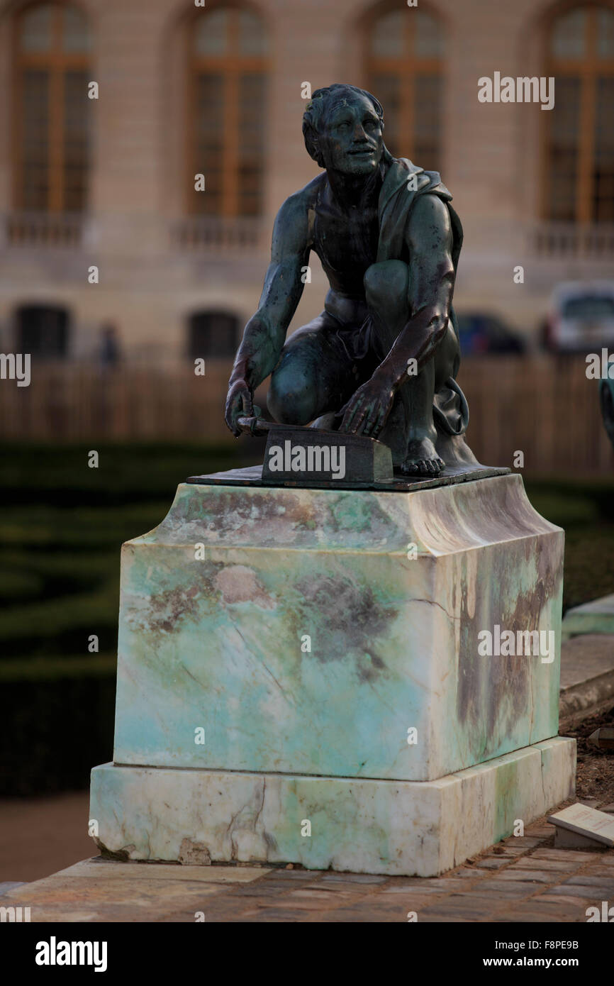 Varie statue possono essere trovati intorno ai giardini di Chateau Versailles, nella periferia di Parigi, Francia Foto Stock