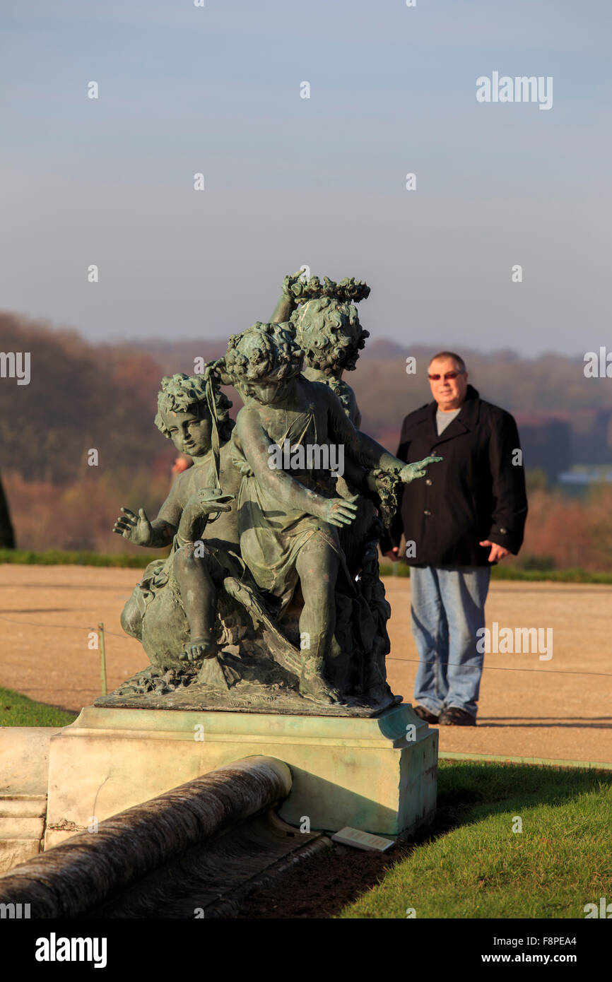 Un certo numero di statue linea i quattro lati dell'acqua parterre situati presso Chateau Versailles, nella periferia di Parigi. Foto Stock