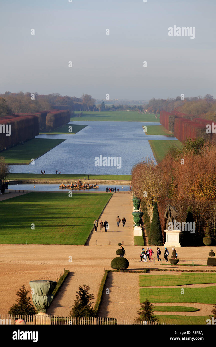 La folla vagare attraverso i vasti giardini di Chateau Versailles, nella periferia di Parigi, Francia. Foto Stock