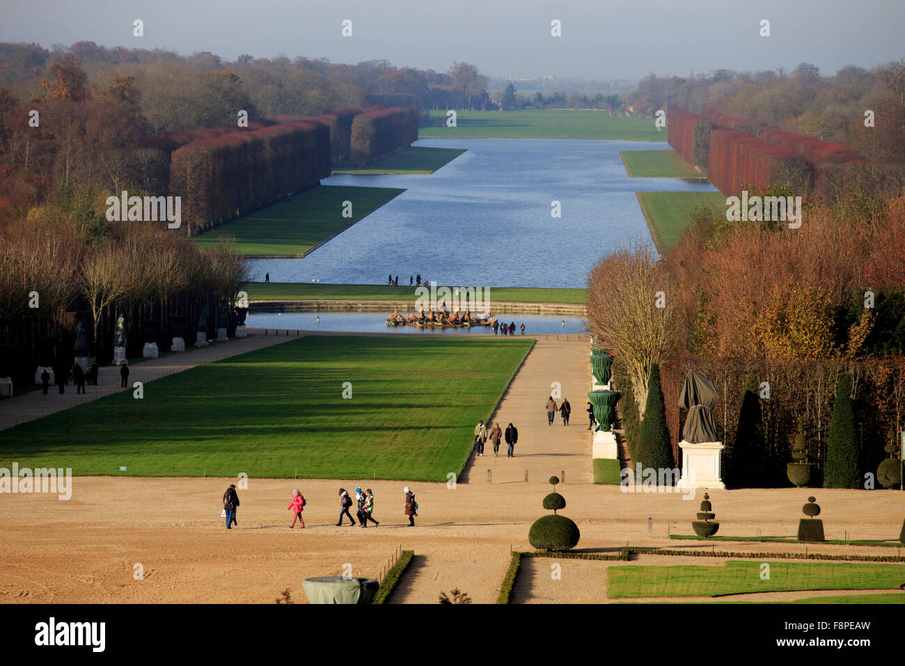 La folla vagare attraverso i vasti giardini di Chateau Versailles, nella periferia di Parigi, Francia. Foto Stock