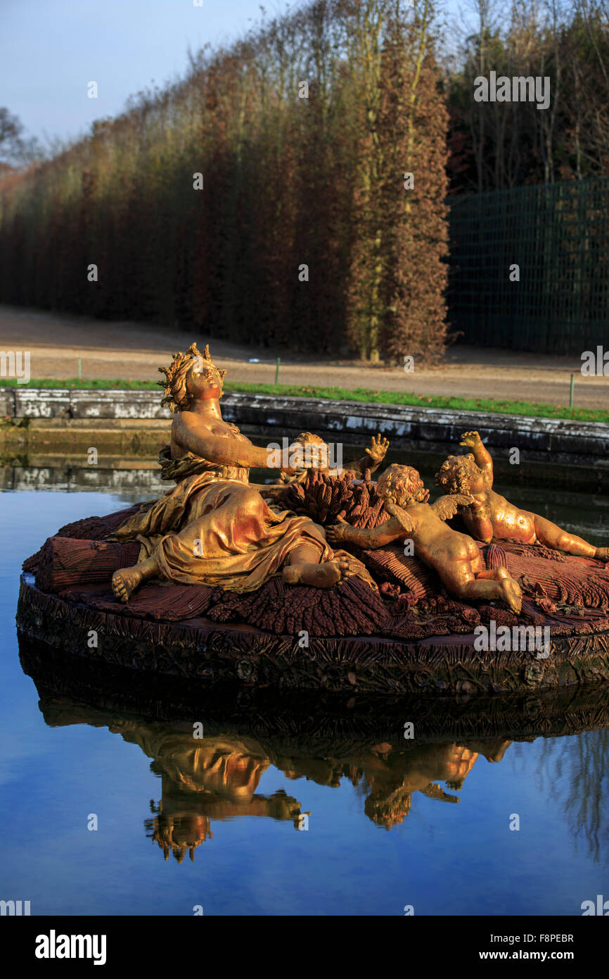Una statua dorata di Cerere, dea romana dei raccolti di grano e nella motivazione di Chateau Versasailles, Parigi, Francia Foto Stock
