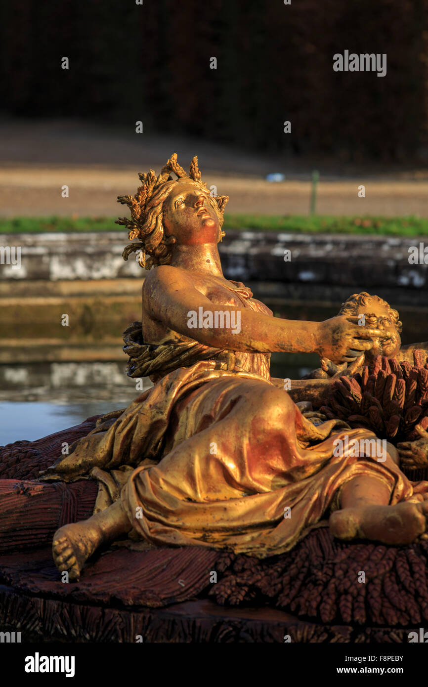 Una statua dorata di Cerere, dea romana dei raccolti di grano e nella motivazione di Chateau Versasailles, Parigi, Francia Foto Stock