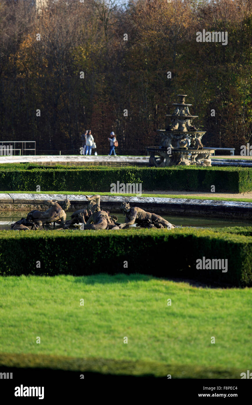 Curati giardini presso il Palazzo di Versailles, Parigi, Francia. Foto Stock