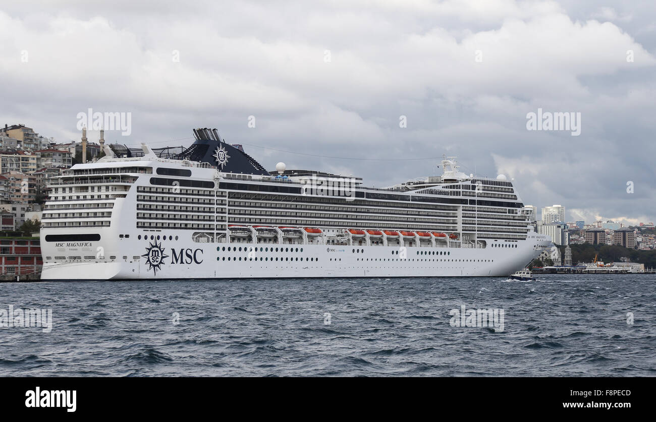 MSC Magnifica nave da crociera nel Porto di Istanbul. La nave ha 3605  capacità passeggeri con 95128 grosstonage Foto stock - Alamy