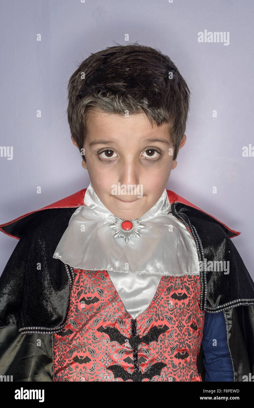 Ritratto di ragazzo,8,vestito in costume di Halloween Foto Stock