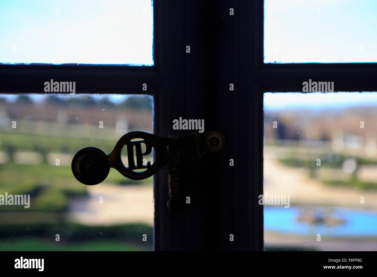 Una serratura finestrino nel Palazzo di Versailles, Parigi, Francia. Foto Stock