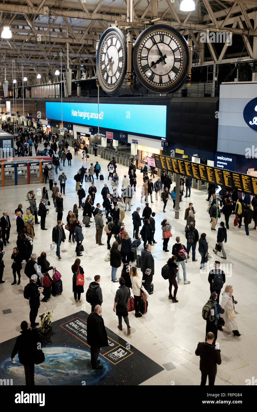 La stazione di Waterloo,Londra,England-Commuters . Foto Stock