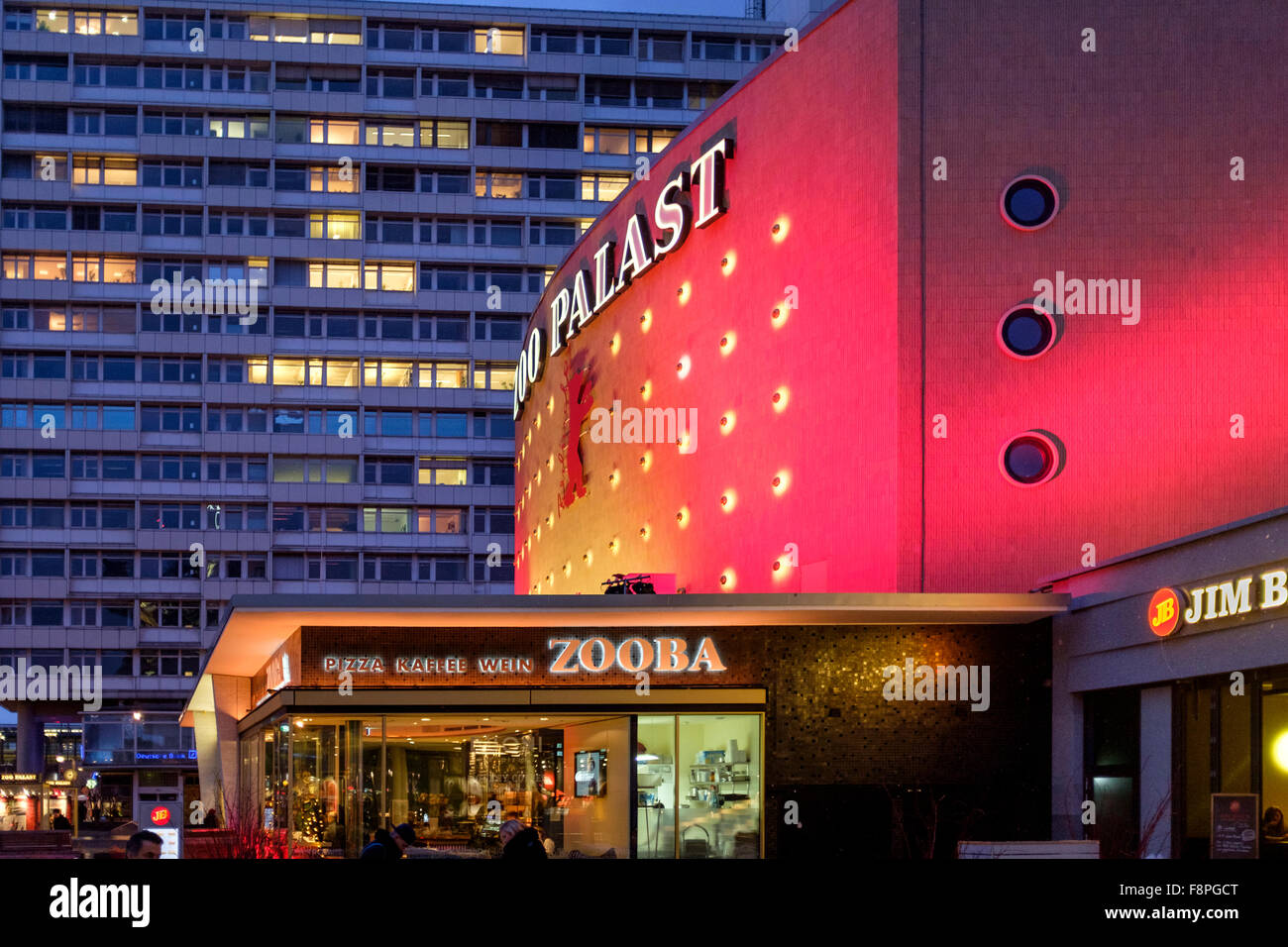 La germania,Berlino,Hardenbergstraße-Zoo Palast-movie theater di notte Foto Stock