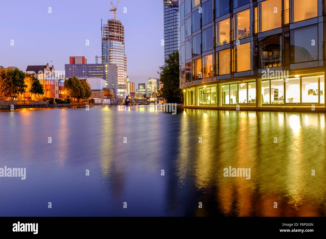 Islington canal, lusso nuovi sviluppi nella città bacino su strada,Londra,UK Foto Stock