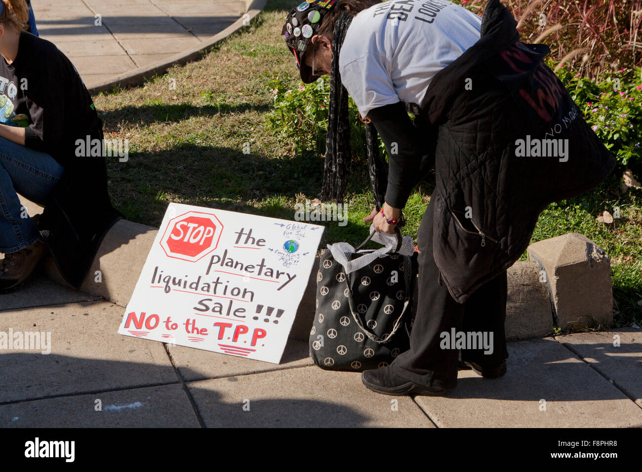 Gli attivisti del clima preparazione indicazioni per TPP protesta - Novembre 16, 2015, Washington DC, Stati Uniti d'America Foto Stock