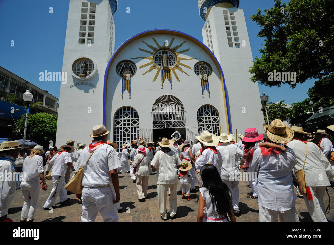 Danzatori indiani nella parte anteriore della chiesa cattolica nel Zocalo, Acapulco, Messico. Nuestra Señora de la Soledad chiesa. Foto Stock