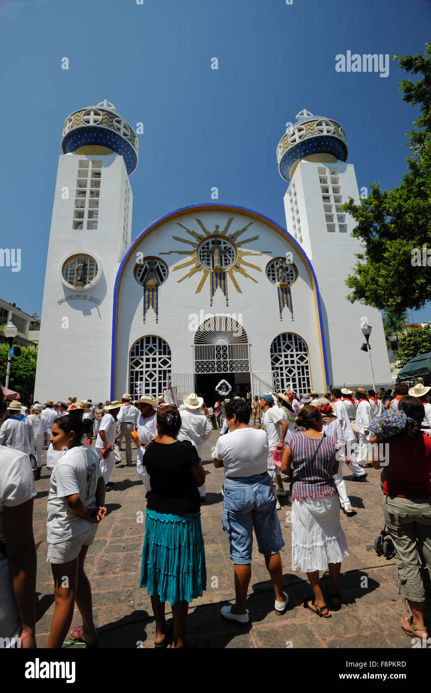 Danzatori indiani nella parte anteriore della chiesa cattolica nel Zocalo, Acapulco, Messico. Nuestra Señora de la Soledad chiesa. Foto Stock