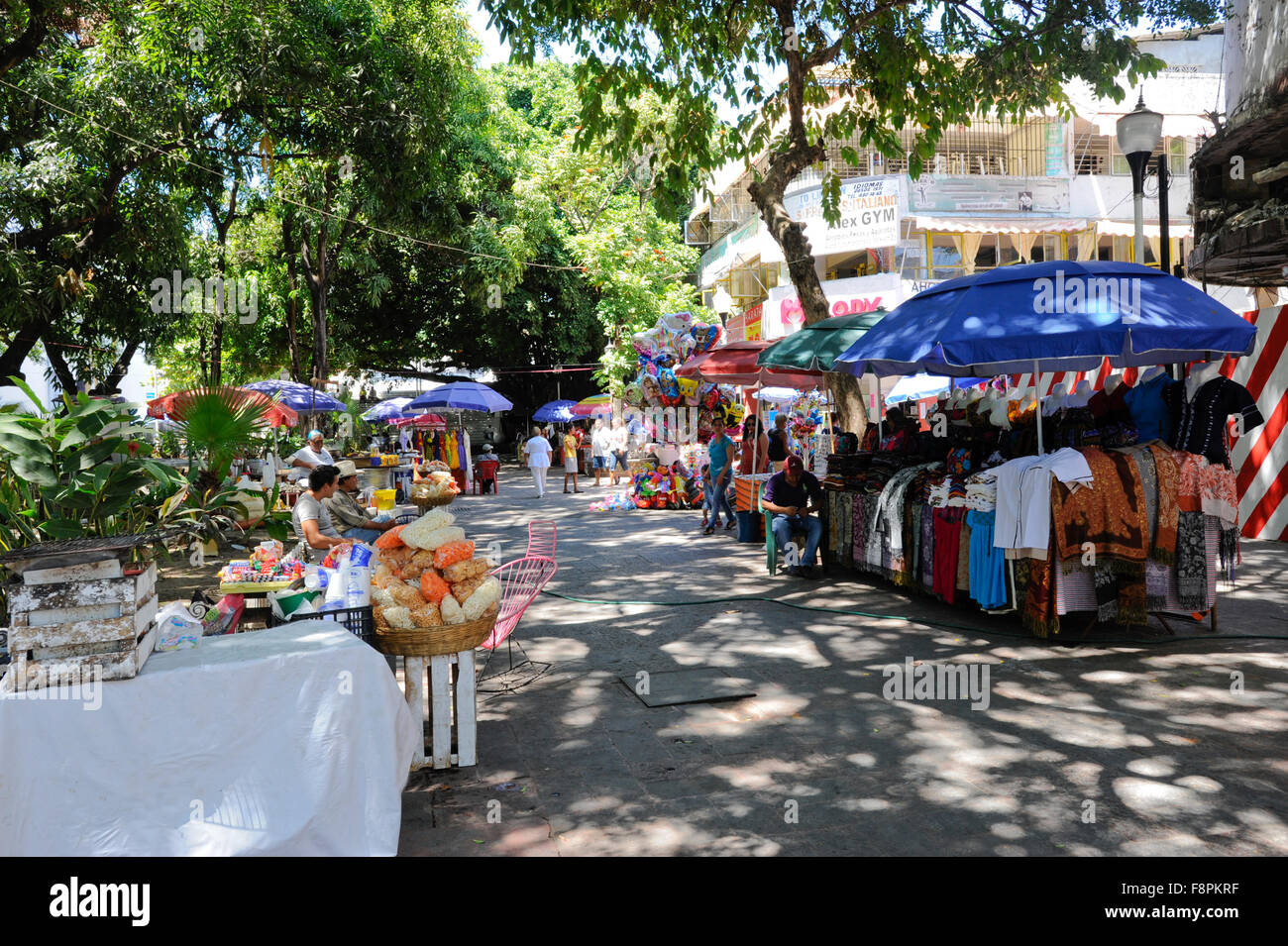 Viste in Zocalo, Acapulco, Messico. Visualizzazione delle persone e fornitori nel Zocalo. Foto Stock