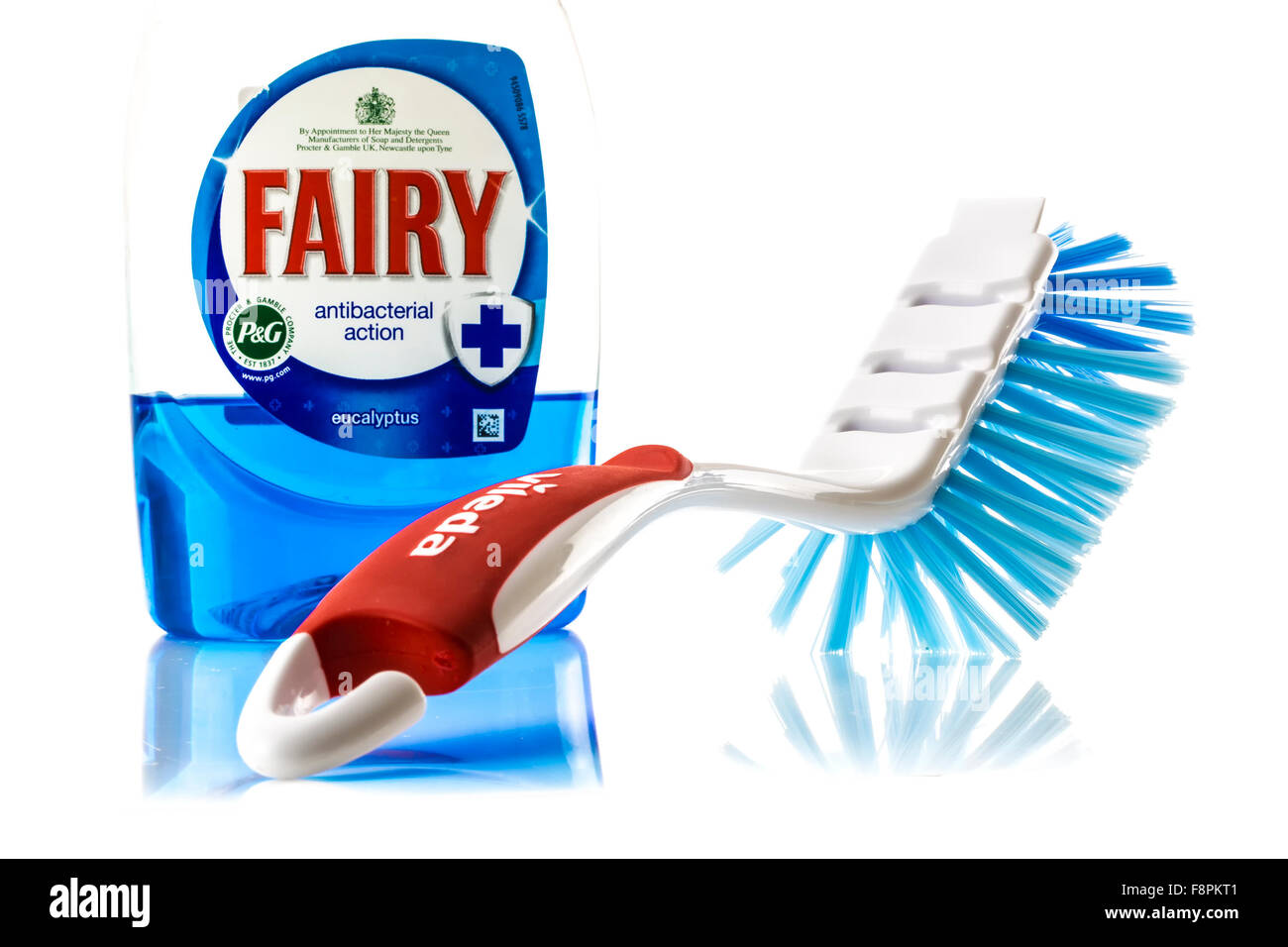 Fairy Antibacteterial liquido Azione e Vileda spazzola per lavare i piatti su uno sfondo bianco. Foto Stock