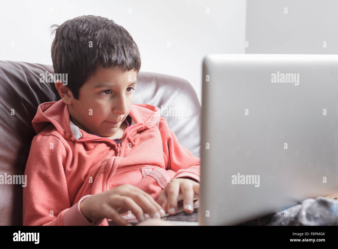 Bambino sul computer Foto Stock
