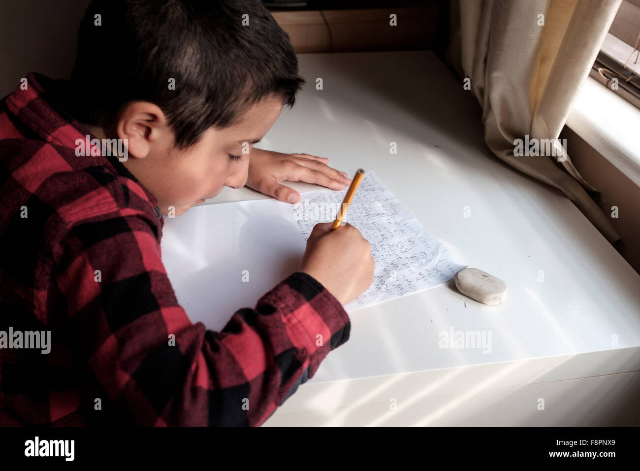 Ragazzo 7, scrive saggio a casa Foto Stock