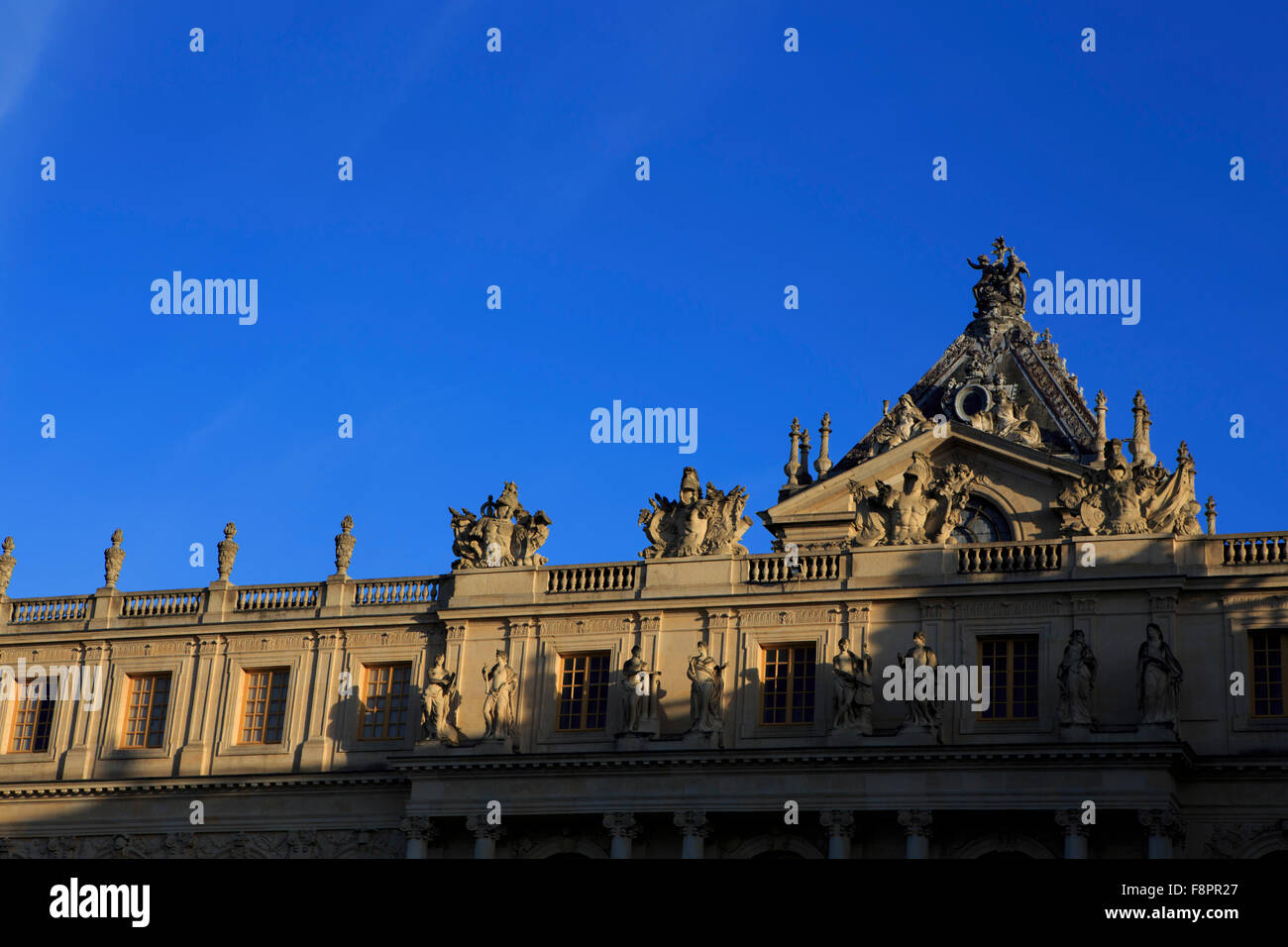 Nel tardo pomeriggio sole colpisce la facciata frontale di Chateau Versaille, nella periferia di Parigi, Francia Foto Stock