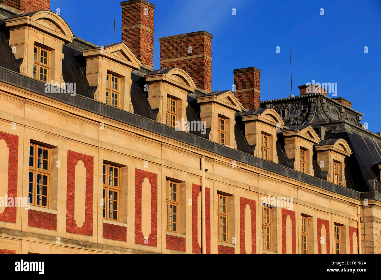 Nel tardo pomeriggio sole colpisce la facciata frontale di Chateau Versaille, nella periferia di Parigi, Francia Foto Stock