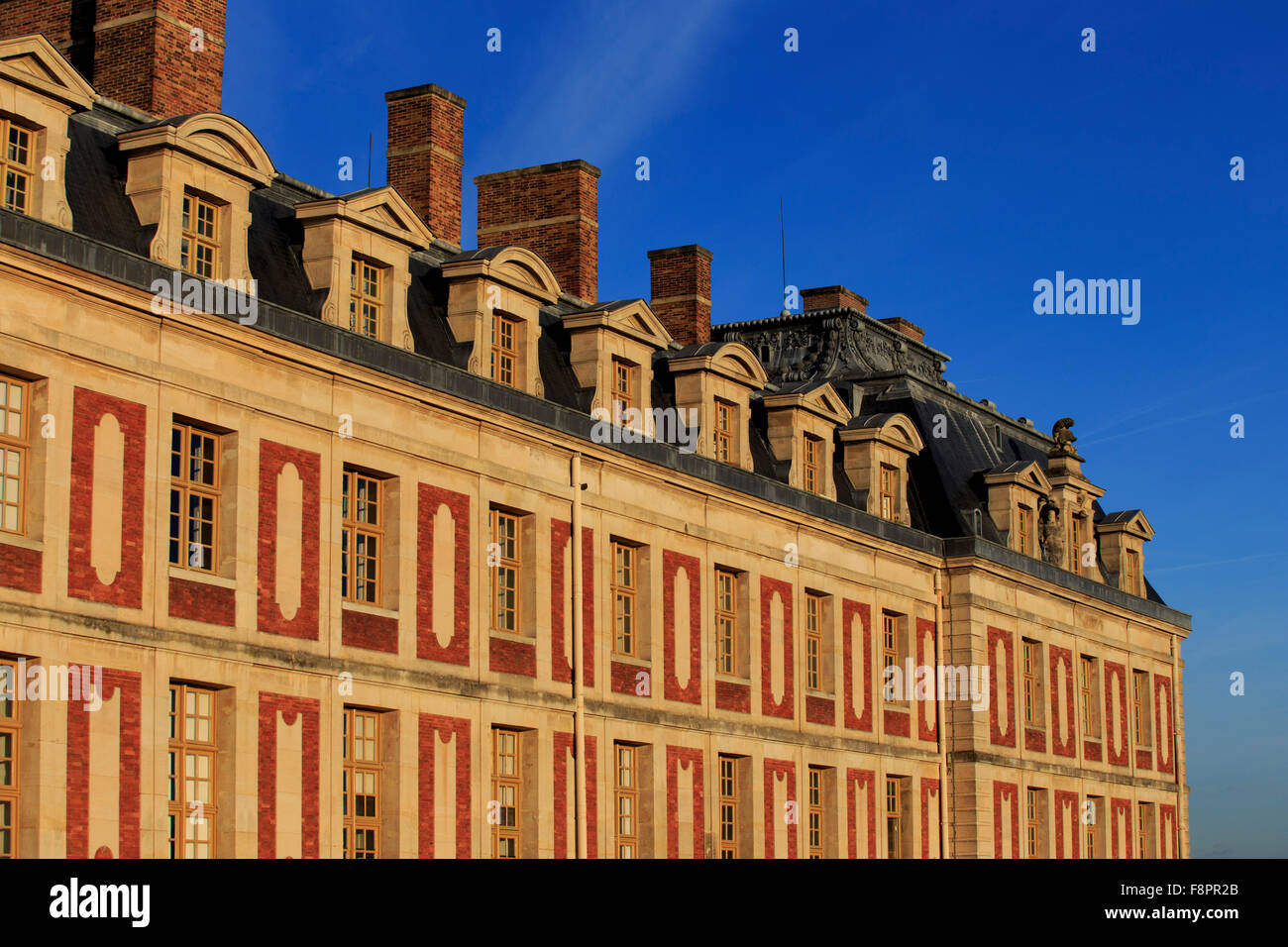 Nel tardo pomeriggio sole colpisce la facciata frontale di Chateau Versaille, nella periferia di Parigi, Francia Foto Stock