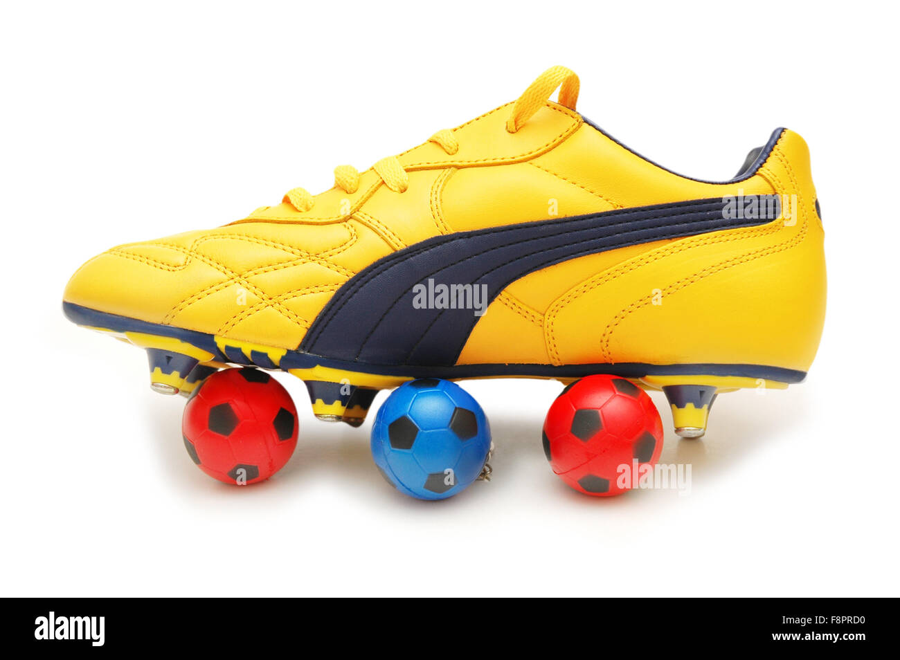 Giallo calzature da calcio e palloni di colore isolato su bianco - più calzature nel mio portafoglio Foto Stock