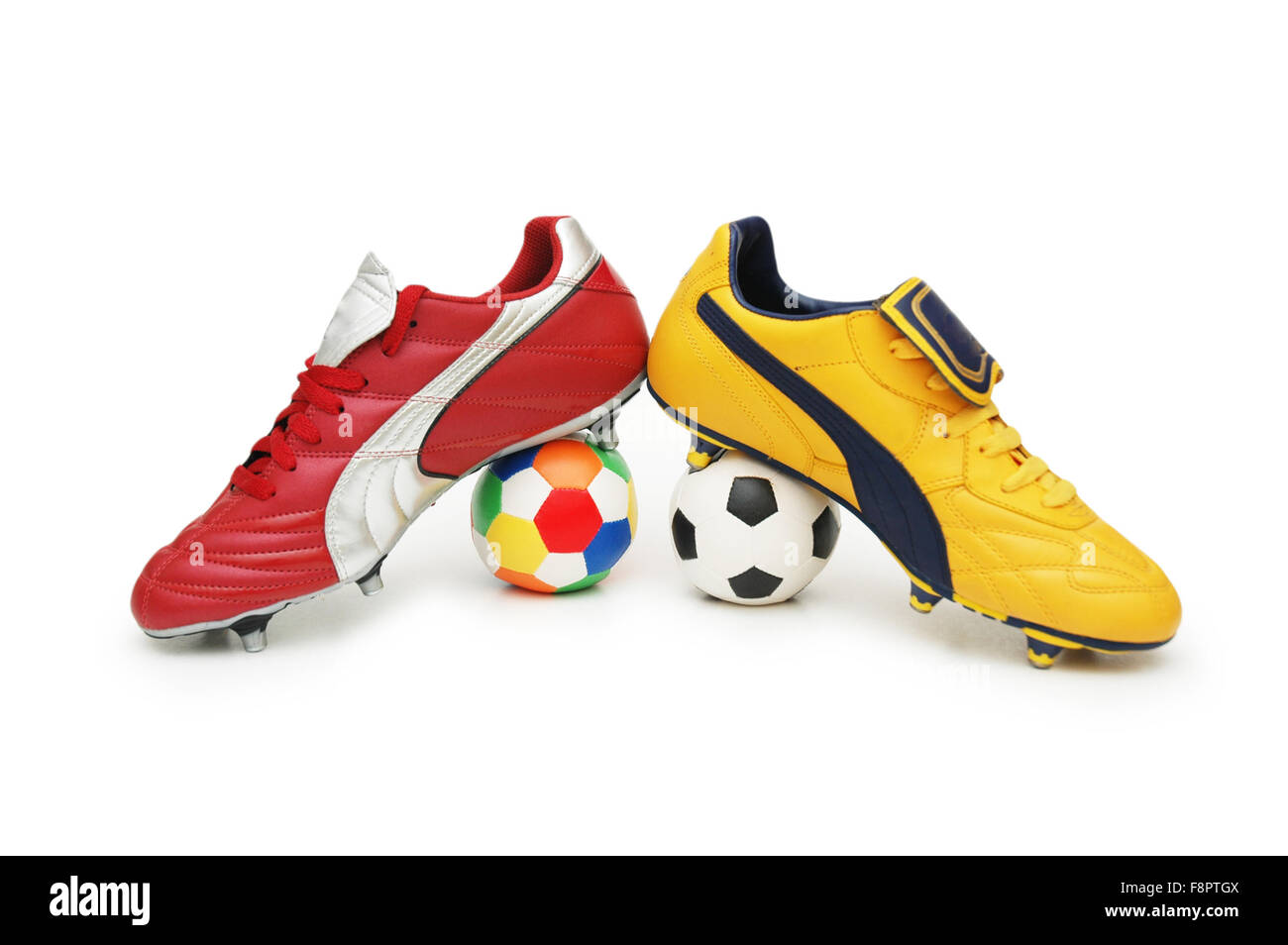 Calzature da calcio e palloni di colore isolato su bianco Foto Stock