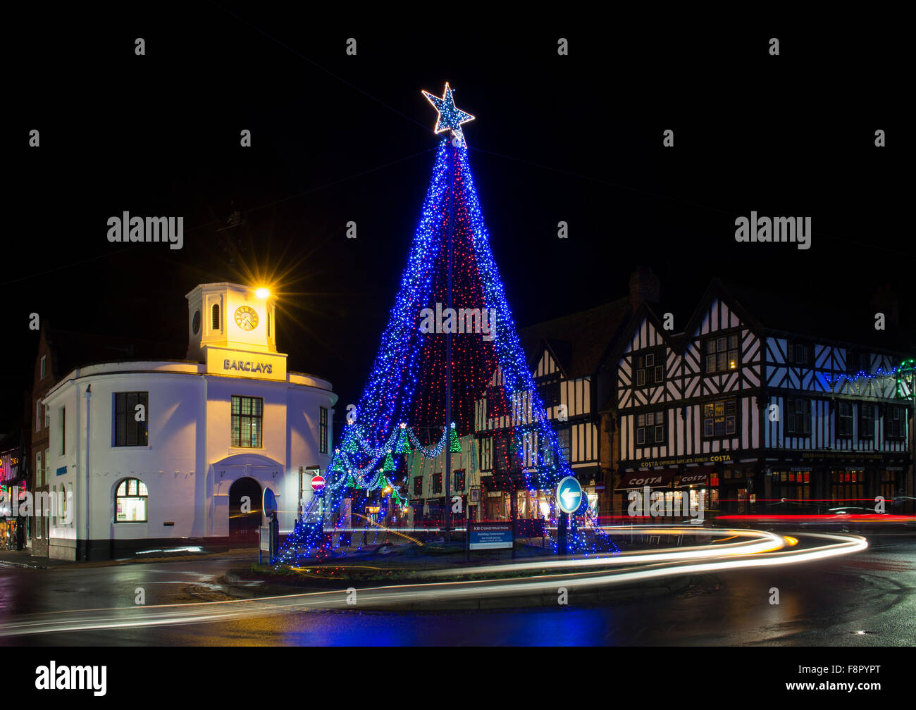 Le luci di Natale e auto sentieri di luce di notte in Stratford Upon Avon, Warwickshire, Inghilterra Foto Stock