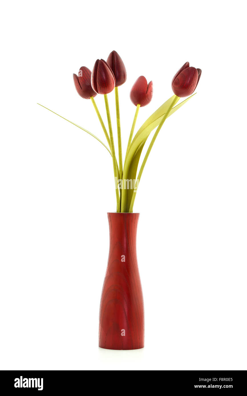 Cinque tulipani rossi in un vaso di legno su sfondo bianco Foto Stock