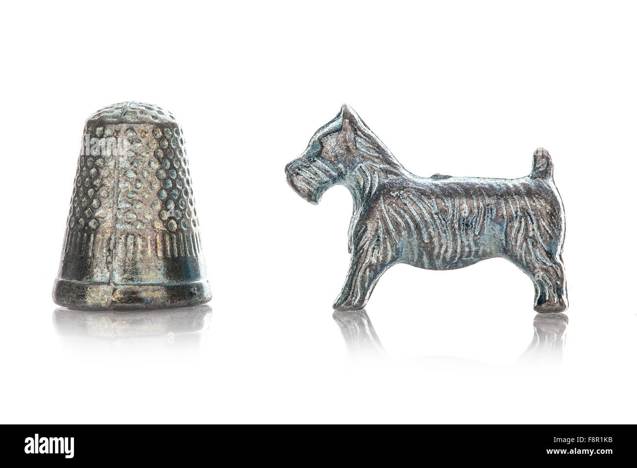 Gioco di monopoli che mostra il ditale e marcatori di cane, il classico gioco di scambi commerciali Foto Stock