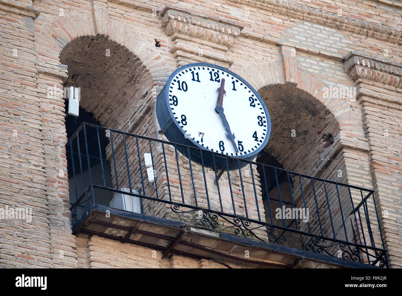 Grande vecchio orologio sull'edificio che mostra la metà ultimi dodici Foto Stock