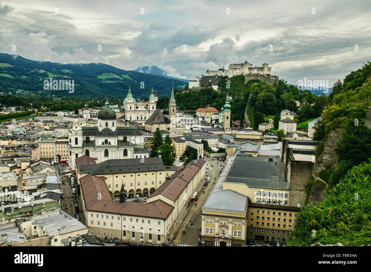 Vista del duomo di Salisburgo e il castello di Hohensalzburg in Altstadt, Salisburgo, Austria Foto Stock