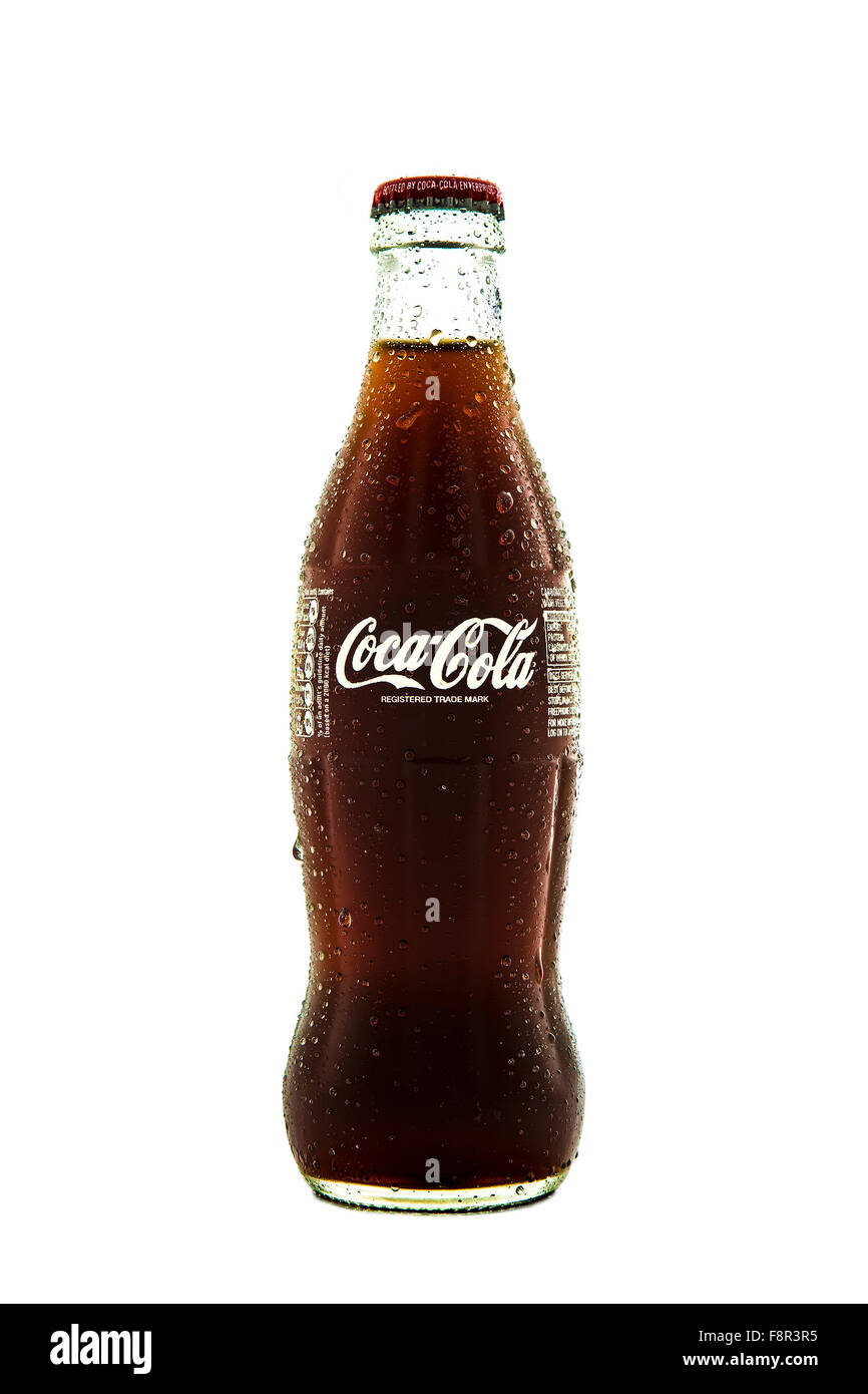 Cold Classic Bottiglia di Coca su sfondo bianco Foto Stock