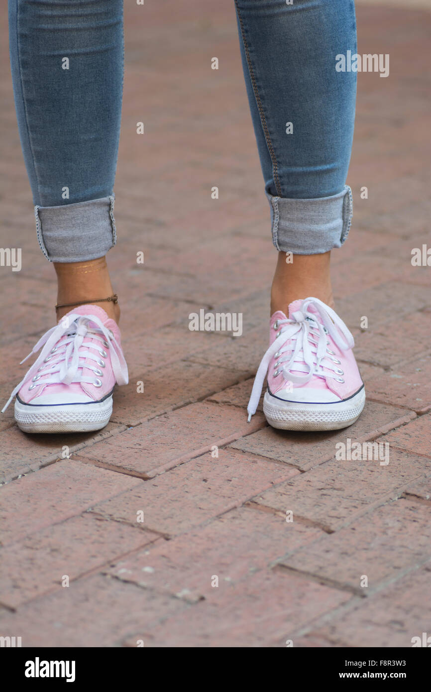 La donna in rosa scarpe all'aperto permanente Foto Stock