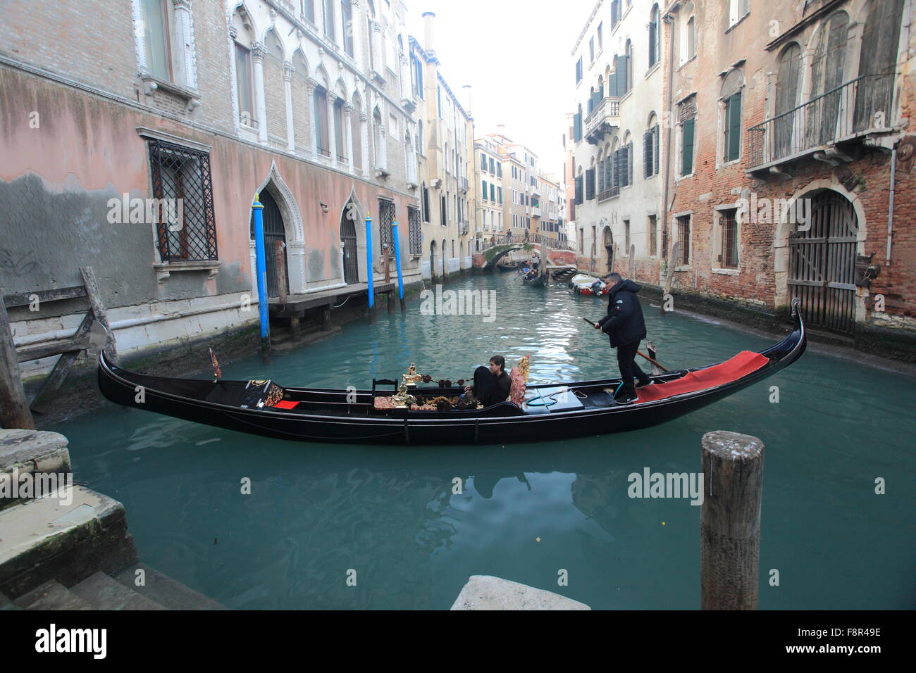 In gondola su un tipico canale veneziano Foto Stock
