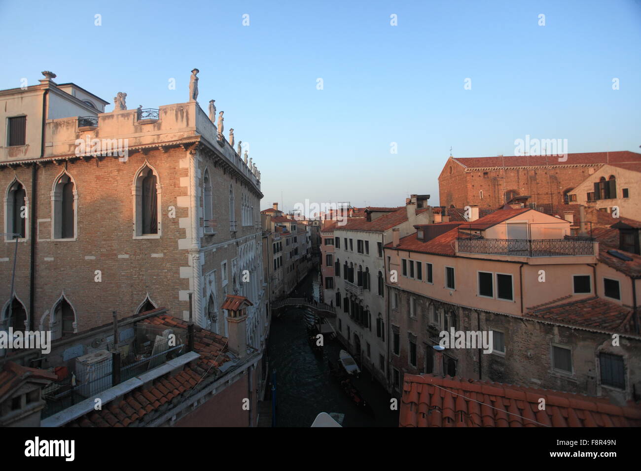 Vista del canale veneziano Foto Stock