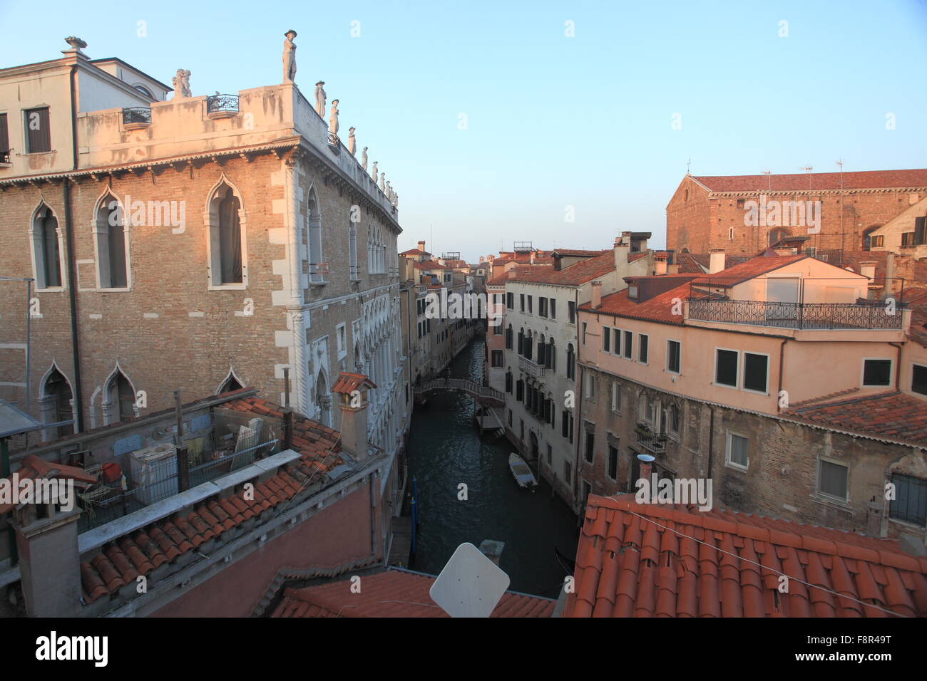 Vista del canale veneziano Foto Stock