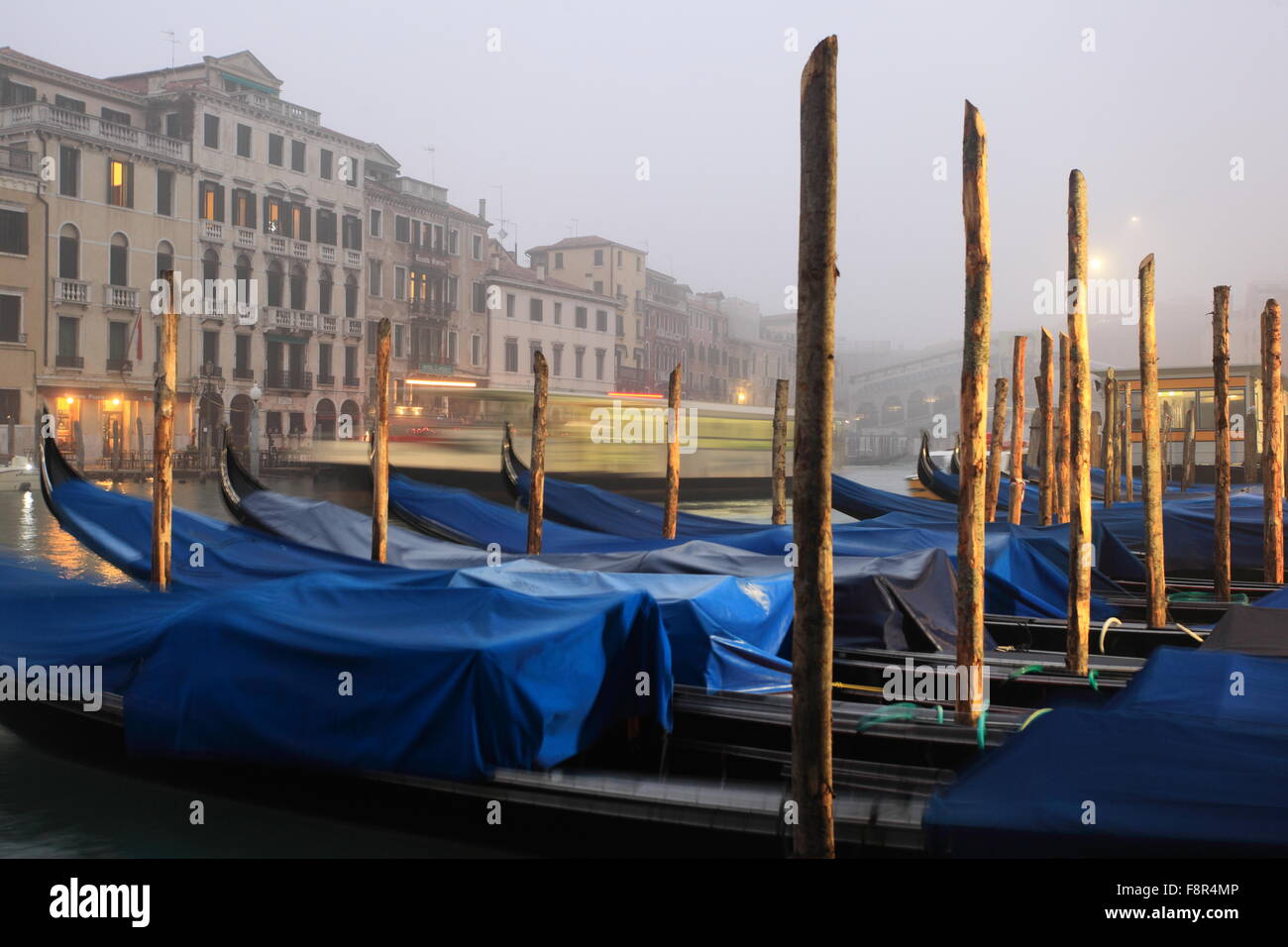 Gondole coperto al mattino presto Venezia Foto Stock