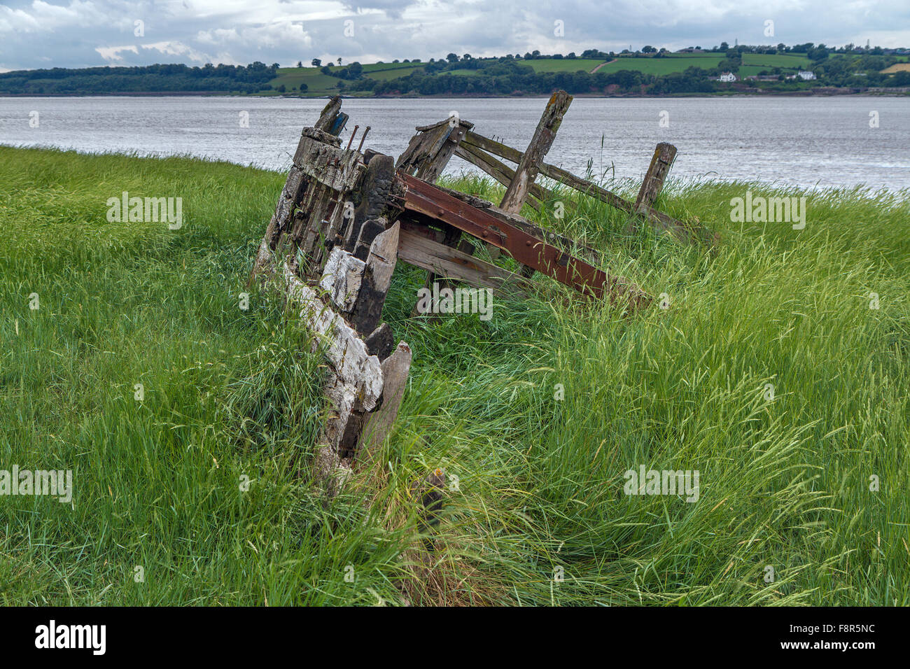 Uno dei Purtion le carcasse. Una serie di chiatte spiaggiata sulle rive del fiume Severn per proteggere la nitidezza canal banche dal Foto Stock