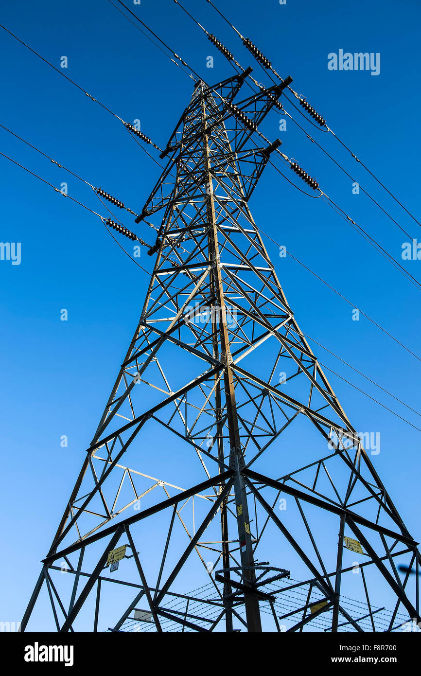 Pilone dell contro un cielo blu, pilastro dell'alimentazione per la rete elettrica Foto Stock