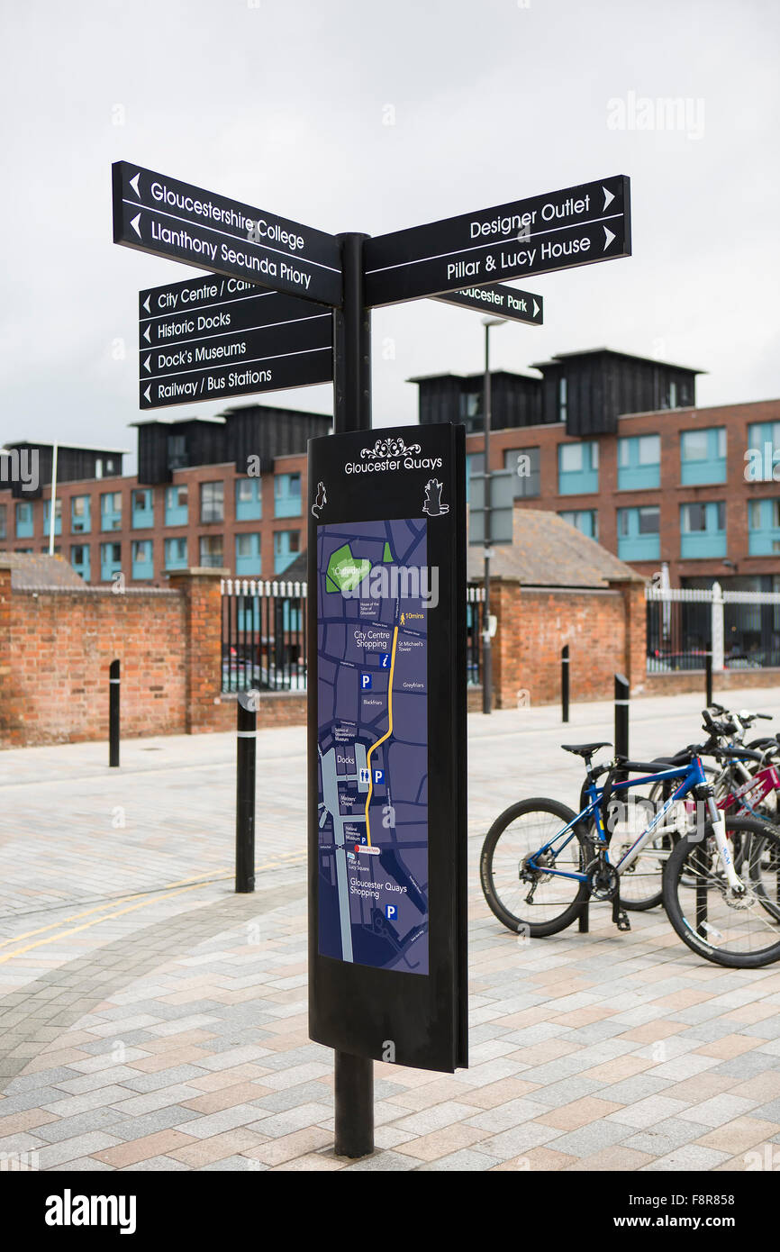 Segno posto a Gloucester Quays che mostra il rinnovato docks che vengono ora utilizzati per il Retail e per il tempo libero Foto Stock