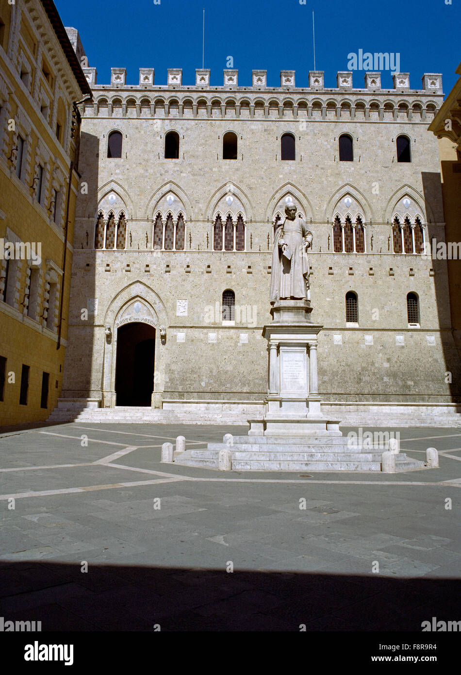 L'Italia, Toscana, Siena, Statua di Sallustio Bandini di fronte a Palazzo Salimbeni Banca Monte dei Paschi di Siena più antico sopravvissuto Foto Stock