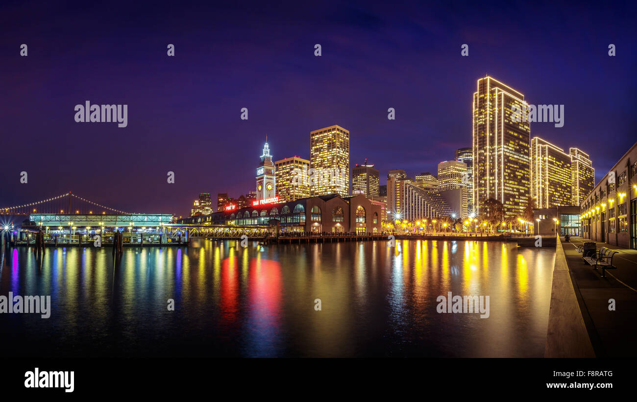 Ferry Building e embarcadero center illuminata di notte a San Francisco, California, Stati Uniti d'America Foto Stock