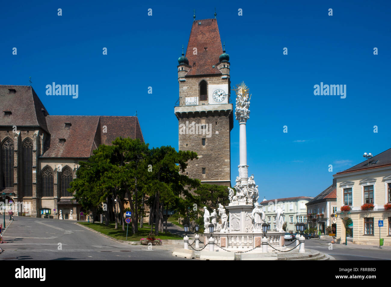 Europa, Österreich, Niederösterreich, Perchtoldsdorf, Pfarrkirche und Wehrturm a Perchtoldsdorf Der Turm ist der grösste erhal Foto Stock