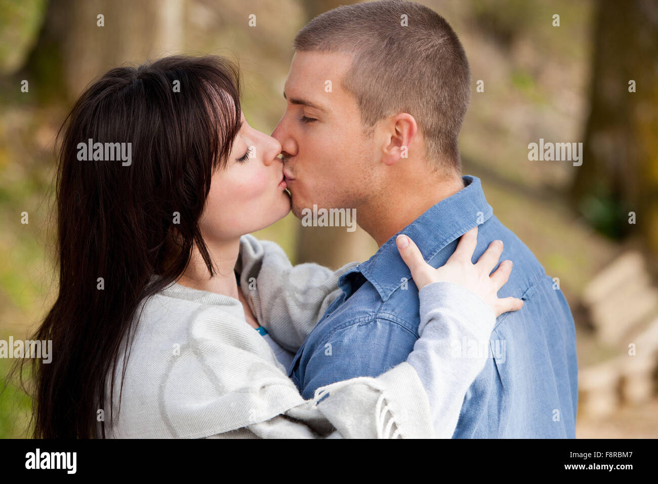Giovane kissing all'aperto Foto Stock