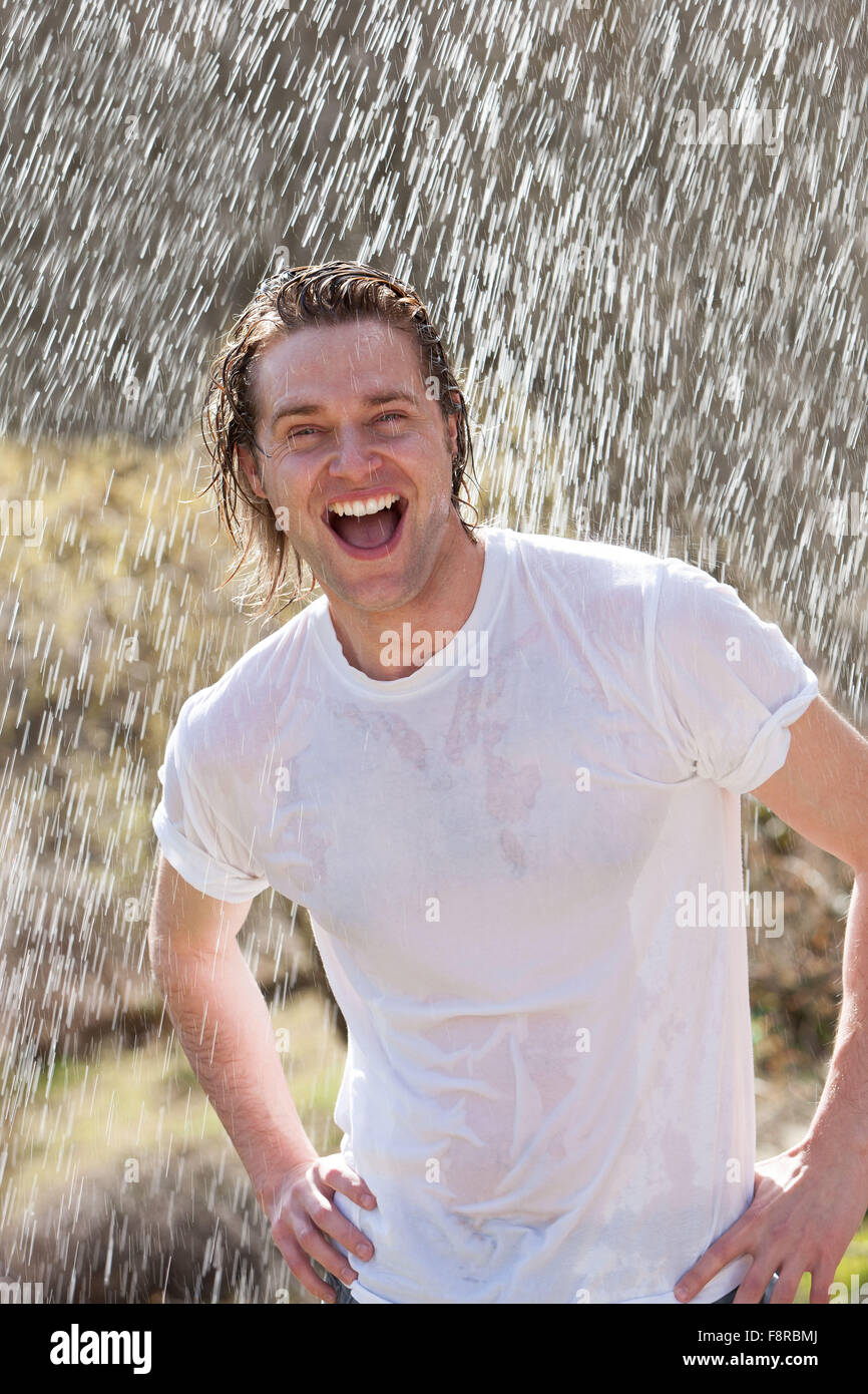 5 июля мужчины. Мужчина в мокрой майке. Мокрый человек. Парень в мокрой футболке. Мужик под дождем радуется.